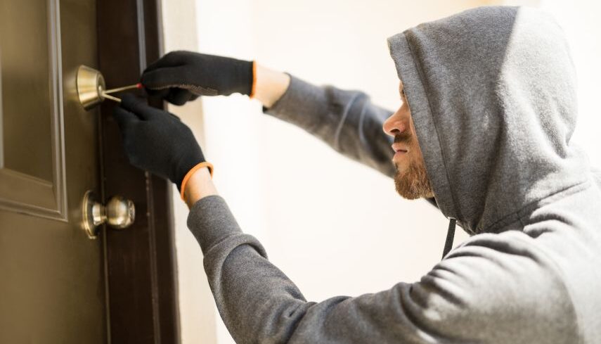 sapte ani de inchisoare pentru unul din cei mai brutali spargatori de apartamente i s a infundat dupa o lovitura in canta urmata de o alta identica la bacau 69d30d6d5d781