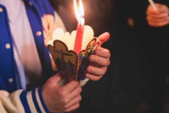 sfanta lumina de la ierusalim va fi adusa in romania cu o cursa speciala in sambata mare 69d3da7e3b232