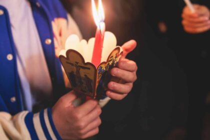 sfanta lumina de la ierusalim va fi adusa in romania cu o cursa speciala in sambata mare 69d3da7e3b232