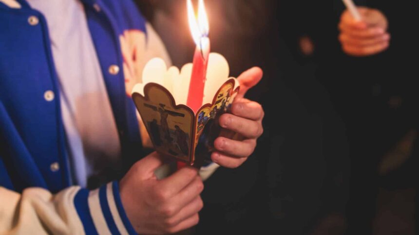 sfanta lumina de la ierusalim va fi adusa in romania cu o cursa speciala in sambata mare 69d3da7e3b232