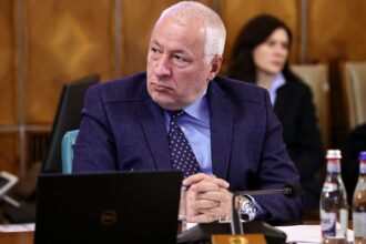 sindicatul europol fostul consilier prezidential iulian fota a facut circ langa autospeciala de politie pentru ca era amendat video 69eba0046d5a4