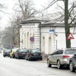 strada din iasi unde zilnic o banda de mers este blocata localnicii au facut sute de sesizari deoarece nu mai pot iesi din curte cu masina 69d0498f6f4fe