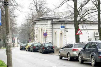 strada din iasi unde zilnic o banda de mers este blocata localnicii au facut sute de sesizari deoarece nu mai pot iesi din curte cu masina 69d0498f6f4fe