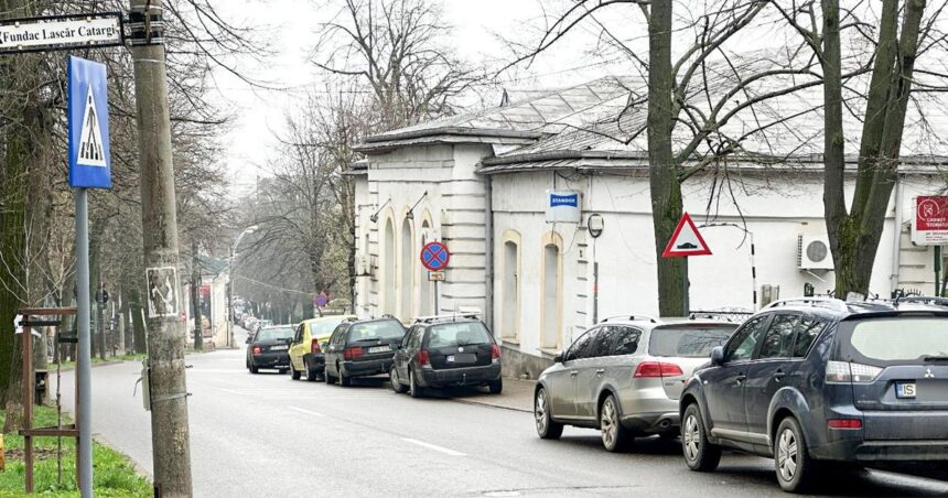 strada din iasi unde zilnic o banda de mers este blocata localnicii au facut sute de sesizari deoarece nu mai pot iesi din curte cu masina 69d0498f6f4fe