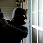 trei tineri cu cagule care au sustinut ca sunt politisti au intrat peste un barbat in locuinta la slatina si au sustras o geaca in care se aflau 5 900 de lei 69d4f7440aade