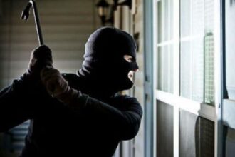 trei tineri cu cagule care au sustinut ca sunt politisti au intrat peste un barbat in locuinta la slatina si au sustras o geaca in care se aflau 5 900 de lei 69d4f7440aade