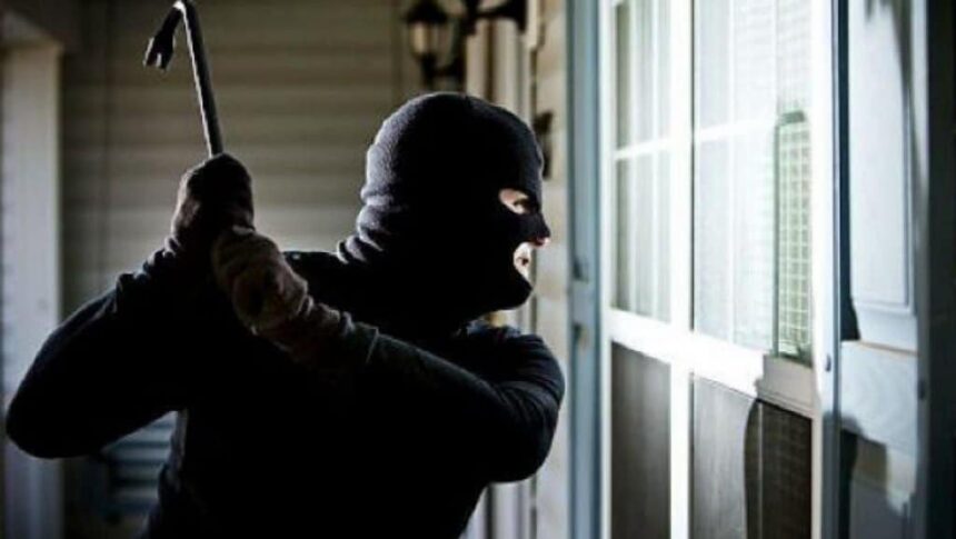 trei tineri cu cagule care au sustinut ca sunt politisti au intrat peste un barbat in locuinta la slatina si au sustras o geaca in care se aflau 5 900 de lei 69d4f7440aade