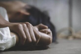 un aradean si partenera sa arestati dupa ce el ar fi violat o timp de doi ani pe fiica femeii in varsta de 8 ani mama fetitei stia dar nu a facut nimic 69df6e20d45a1