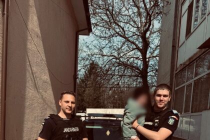 un copil de 5 ani a fost gasit de catre jandarmii ieseni la 2 kilometri de casa 69d394ec0970c
