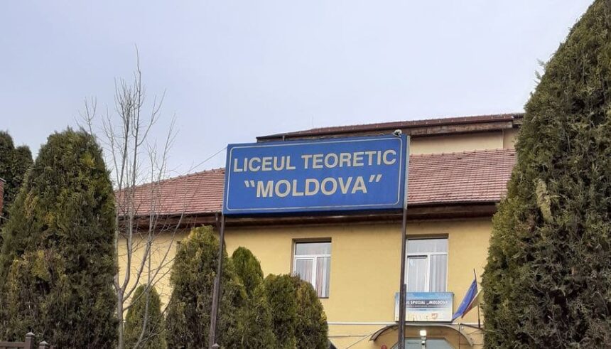 un profesor din targu frumos si a dat demisia dupa ce a fost acuzat ca a violat timp de doi ani o eleva amandoi sunt nevazatori 69f08e08cddf3