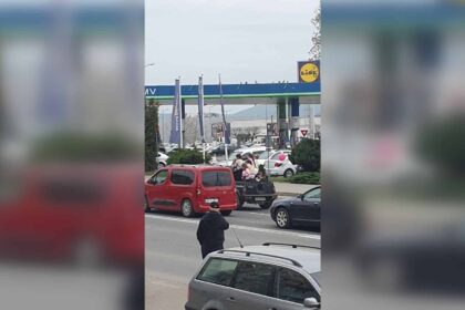 un sofer din alba a transportat sapte copii in bena unui autovehicul imaginile au facut inconjurul internetului ce a urmat 69e25068cd7a2