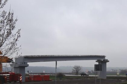 una din cele mai spectaculoase piste de biciclete din judet se apropie de final a inceput montarea pasarelei peste centura iasi sud 69ce50849a4d0