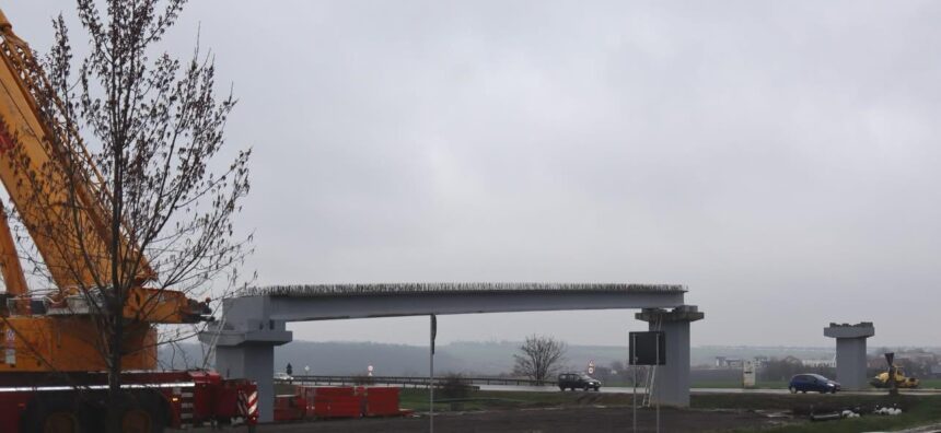 una din cele mai spectaculoase piste de biciclete din judet se apropie de final a inceput montarea pasarelei peste centura iasi sud 69ce50849a4d0