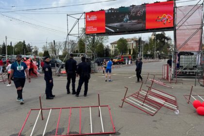 vantul puternic a dat peste cap atmosfera de la semimaraton iasi participantii nevoiti sa fuga in mall 69edd86e3b6da