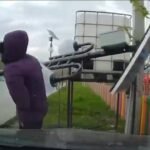 video bebelus si mama acestuia loviti de un stalp smuls de vant in zona parcului din miroslava 69edf80e45105