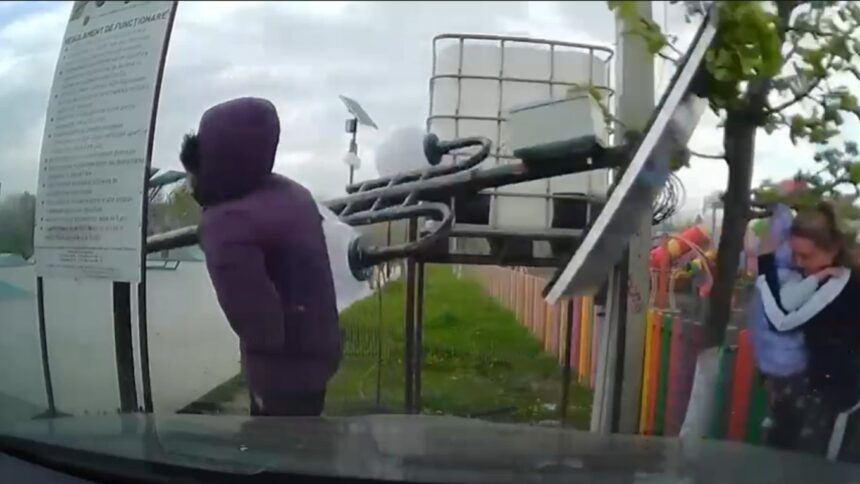 video bebelus si mama acestuia loviti de un stalp smuls de vant in zona parcului din miroslava 69edf80e45105