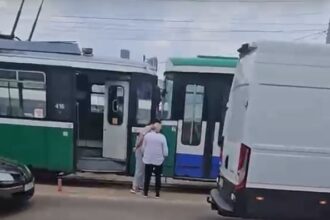 video doua tramvaie s au pupat in podul de piatra 69d3f8ef25507