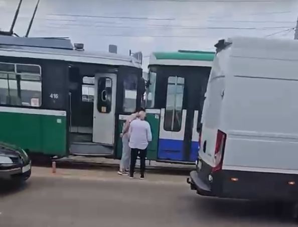 video doua tramvaie s au pupat in podul de piatra 69d3f8ef25507