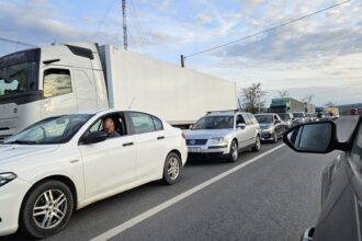video haos la granita zeci de tir uri si masini asteapta sa treaca vama la sculeni 69e119f2883f6