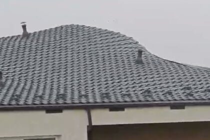 video momentul in care acoperisul unui bloc din pacurari este smuls de vant 69eddf73e14e5 1