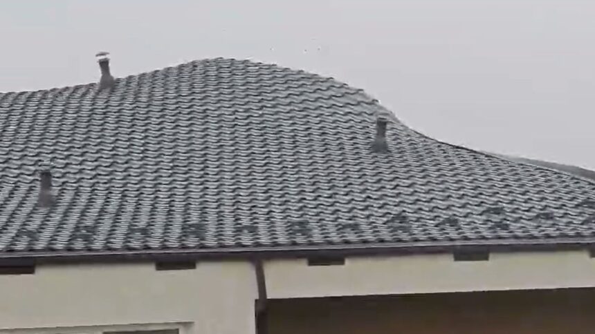 video momentul in care acoperisul unui bloc din pacurari este smuls de vant 69eddf73e14e5 1