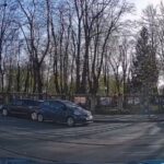 video o masina a luat o la vale in copou dupa ce soferul ar fi uitat sa traga frana de mana a lovit un autoturism parcat 69de654ac4875