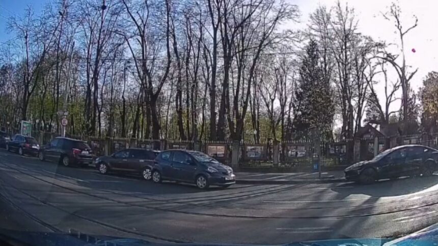 video o masina a luat o la vale in copou dupa ce soferul ar fi uitat sa traga frana de mana a lovit un autoturism parcat 69de654ac4875