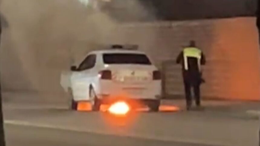 video un logan de politie a luat foc in trafic pe strada bucium 69d2a0654d8e6