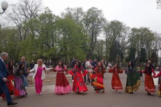 ziua internationala a romilor sarbatorita duminica in parcul copou din iasi invitati de marca 69d06a68dea69