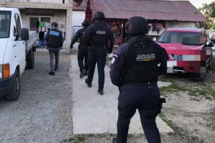 12 perchezitii in botosani intr un dosar de coruptie suspectii ar fi redistribuit ilegal locuri de veci 69fb0c0cea0c6