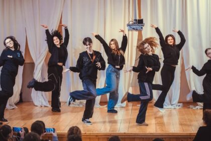 13 trupe de teatru scolar din toata tara participa la festivalul teatru sub castani 69fbe158ca816