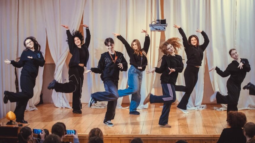 13 trupe de teatru scolar din toata tara participa la festivalul teatru sub castani 69fbe158ca816