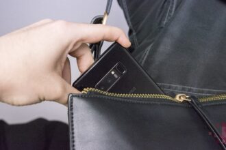 a furat de la o pensionara un telefon banal dar faptul ca nu si a recunoscut fapta il va trimite la inchisoare si a urmarit victima sute de metri prin oras 69f3f85db1763