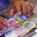 a trimis ani buni acasa la consoarta bani grei din elvetia iar cand s a intors femeia l a dat afara acum umbla prin tribunale sa recupereze banii zice ca au fost imprumut 6a0921de391aa