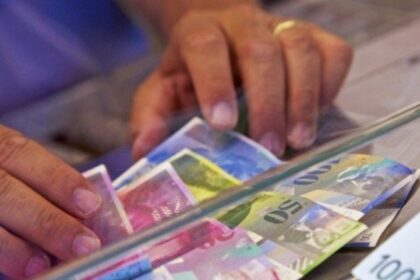a trimis ani buni acasa la consoarta bani grei din elvetia iar cand s a intors femeia l a dat afara acum umbla prin tribunale sa recupereze banii zice ca au fost imprumut 6a0921de391aa