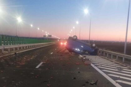 accident mortal pe autostrada a7 pasagerul unei autoutilitare intrate in parapetul care separa sensurile de mers si a pierdut viata 6a06c9d4dc67d