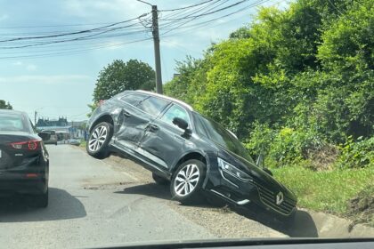 accident spectaculos in iasi un sofer a reusit sa parcheze doar pe rotile din fata foto 6a1405c67c325