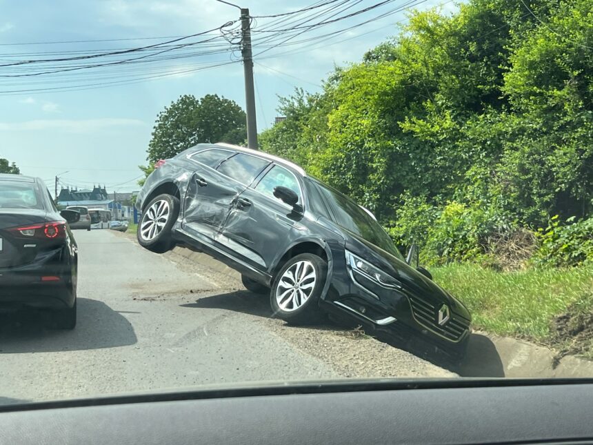 accident spectaculos in iasi un sofer a reusit sa parcheze doar pe rotile din fata foto 6a1405c67c325