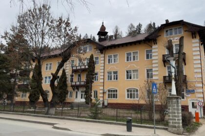 anestezist din vatra dornei arestat preventiv dupa ce ar fi fost prins in flagrant delict injectandu si morfina luata din farmacia spitalului 6a16c2931852e