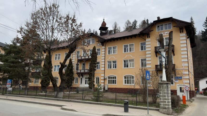 anestezist din vatra dornei arestat preventiv dupa ce ar fi fost prins in flagrant delict injectandu si morfina luata din farmacia spitalului 6a16c2931852e