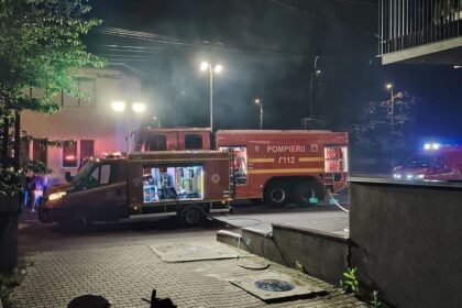 apartamente avariate si zeci de oameni evacuati dintr un bloc din cluj napoca din cauza unui incendiu produs la o ghena de gunoi 6a0ff9df157f5