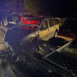 autoturism lovit de un camion cu remorca proiectat in trei masini parcate in targu neamt doua persoane au fost ranite 6a12a75f7c572