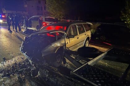 autoturism lovit de un camion cu remorca proiectat in trei masini parcate in targu neamt doua persoane au fost ranite 6a12a75f7c572