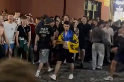 bataie intre romani si ucraineni in centrul vechi al capitalei un ucrainean a fost ranit si a fost transportat la spital video 6a1043a7aa23b