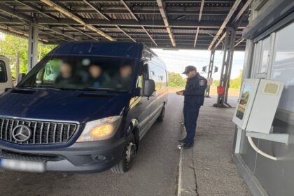 butelii incarcate cu peste 30 de kilograme de freon cu destinatia italia confiscate la albita 6a0aec18dfdd6