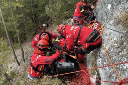 doi amatori de catarari au ramas blocati pe un perete stancos in cheile sugaului au fost salvati dupa o interventie dificila 6a0ac8f13f556