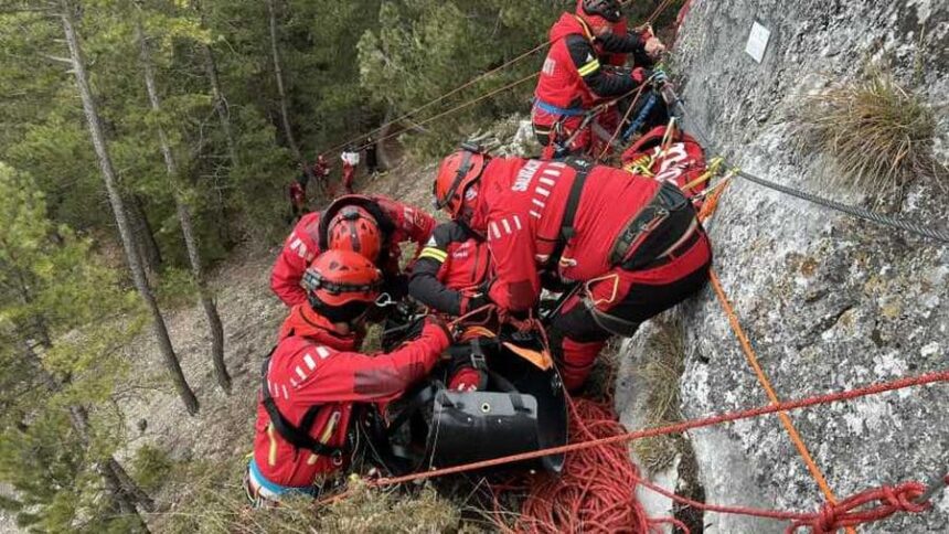 doi amatori de catarari au ramas blocati pe un perete stancos in cheile sugaului au fost salvati dupa o interventie dificila 6a0ac8f13f556