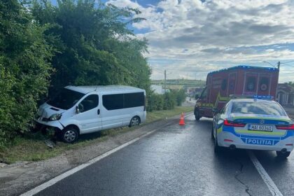 doi baieti si trei femei transportati la spital dupa ce un microbuz de transport persoane a iesit de pe sosea in sibiu 6a1bec6e8d2be