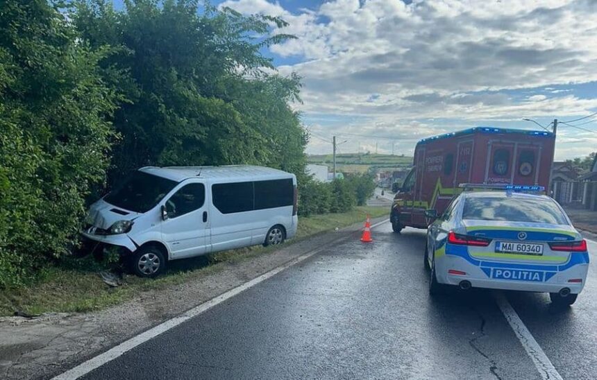 doi baieti si trei femei transportati la spital dupa ce un microbuz de transport persoane a iesit de pe sosea in sibiu 6a1bec6e8d2be