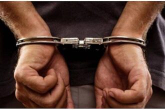 doi barbati din capitala arestati sub acuzatia ca au violat o fetita de 9 ani video 69fcbc79cbc01